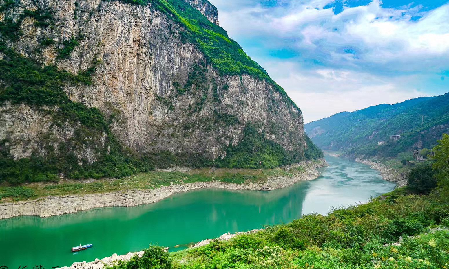 游芙蓉江沿岸,江水碧绿,山峰雄奇,感叹重庆坐拥很多好风光