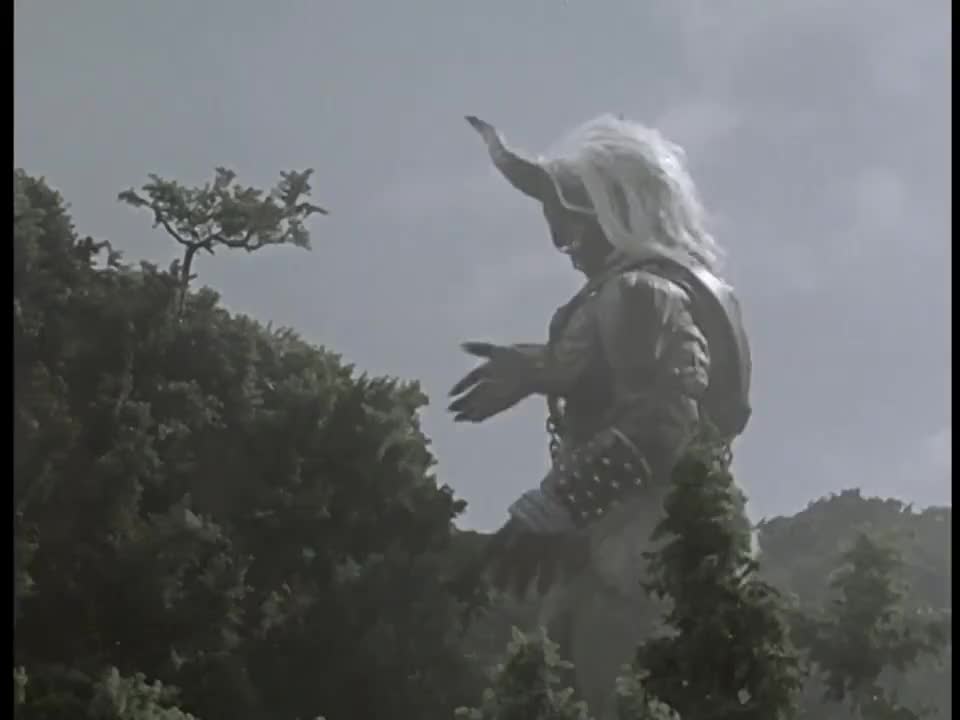 迪迦奥特曼,宿那鬼从深山中拔出宝剑,迪迦只能不断的闪躲