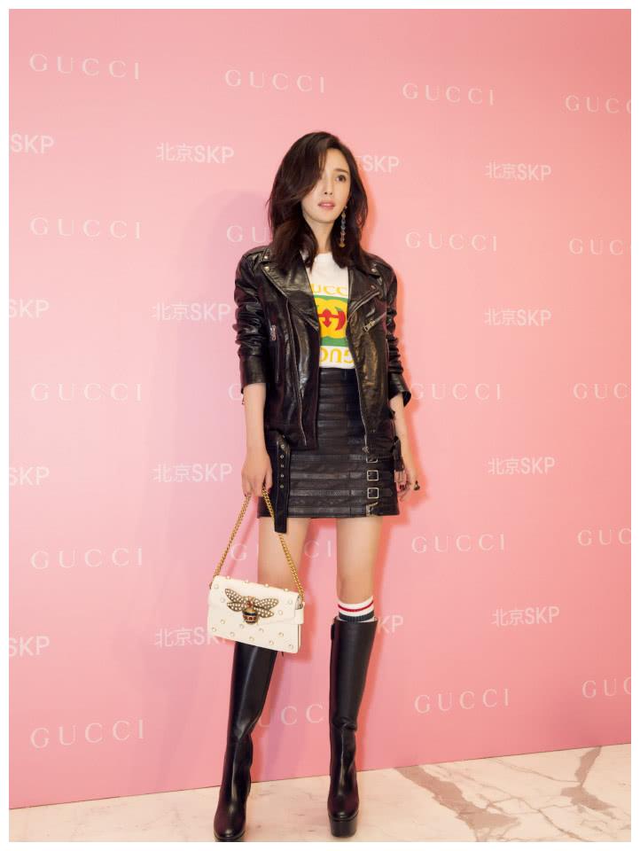 杨幂酷酷皮衣配搞高跟皮靴,性感而优雅