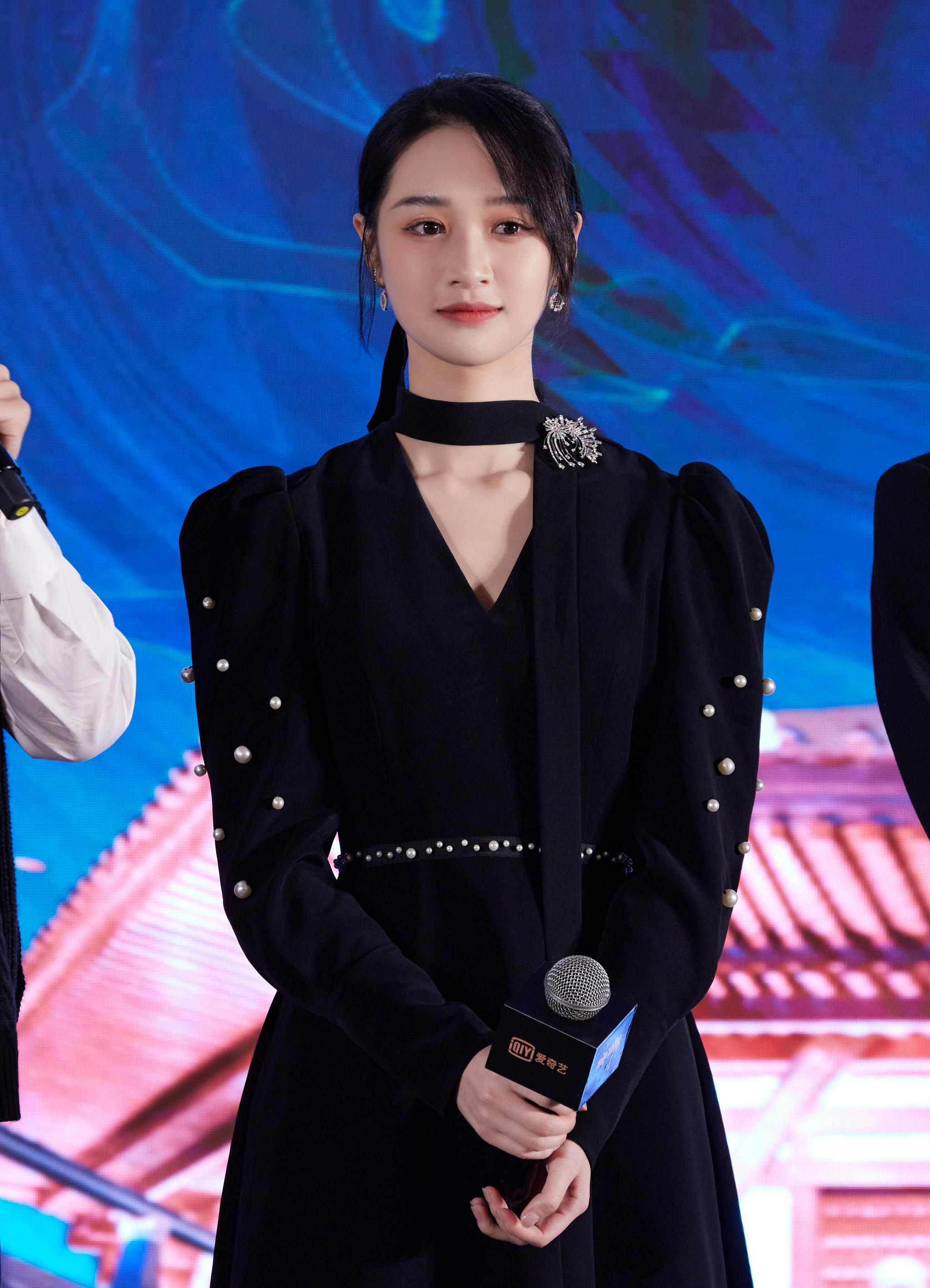 刘恩佳出席《风起洛阳》发布会现场 黑裙搭配马丁靴展现甜酷魅力|风起