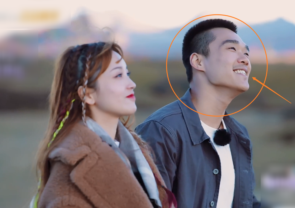 金莎陶醉于眼前的美景,谁注意到耿斯汉的眼神?确定不用掩饰下吗