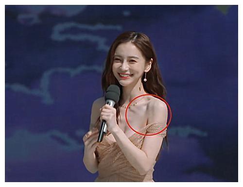有一种锁骨叫杨颖的"蝴蝶骨",镜头放大后,承受不了的暴击!