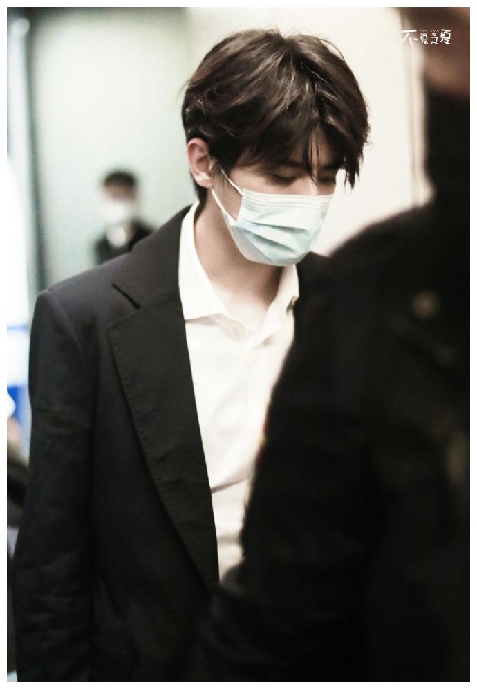 201004 蔡徐坤昨晚北京飞上海饭拍 口罩也挡不住的帅气