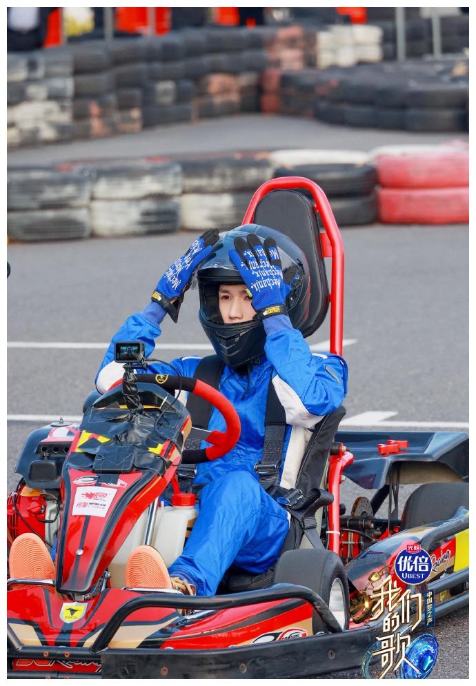 王源一身蓝色look开卡丁车 侧颜干净帅气元气满满