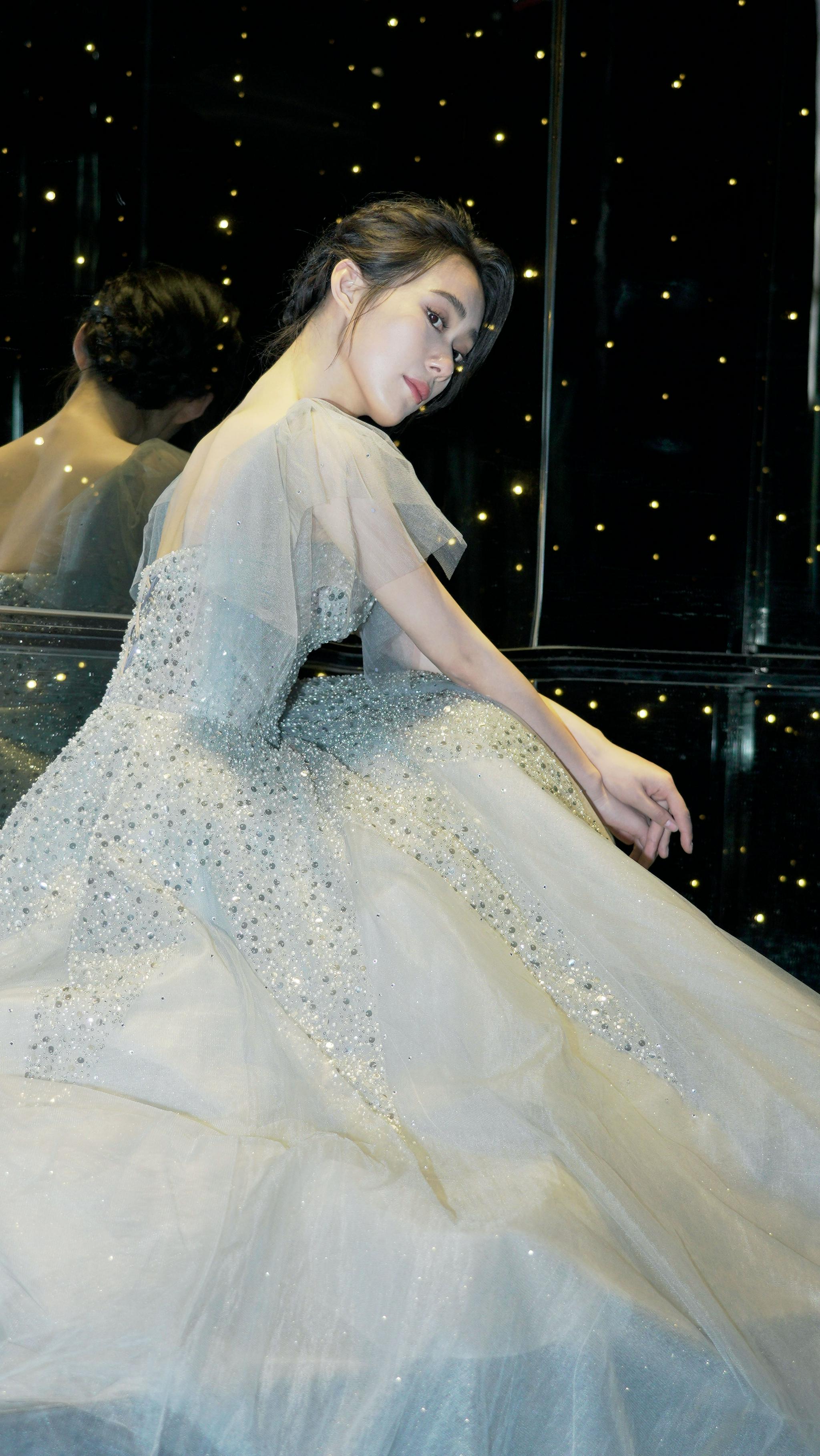韩聪聪星空礼服 迪士尼在逃公主风写真__财经头条