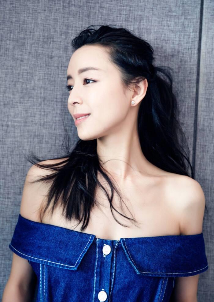 40岁张静初,优雅惊艳凹凸有致,骨子里散发性感魅力!