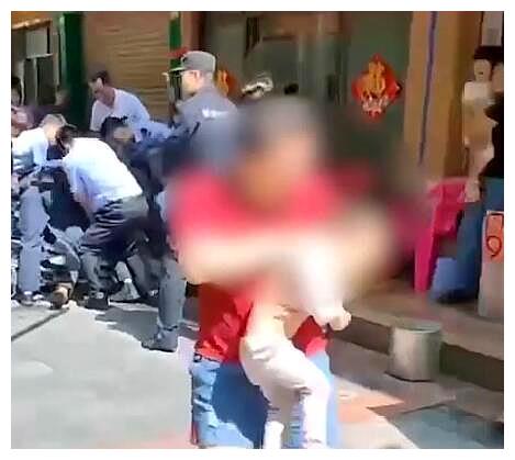 丧心病狂!广东一男子被民警追捕时,挟持并用菜刀砍伤小女孩休闲区蓝鸢梦想 - Www.slyday.coM 丧心病狂!广东一男子被民警追捕时,挟持并用菜刀砍伤小女孩休闲区蓝鸢梦想 - Www.slyday.coM