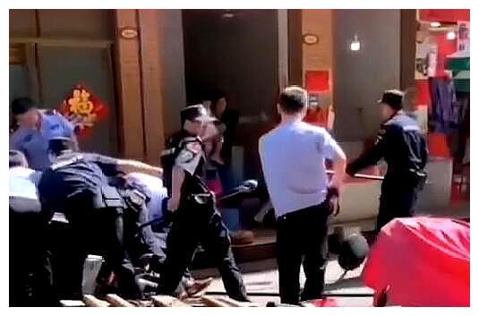 丧心病狂!广东一男子被民警追捕时,挟持并用菜刀砍伤小女孩休闲区蓝鸢梦想 - Www.slyday.coM 丧心病狂!广东一男子被民警追捕时,挟持并用菜刀砍伤小女孩休闲区蓝鸢梦想 - Www.slyday.coM