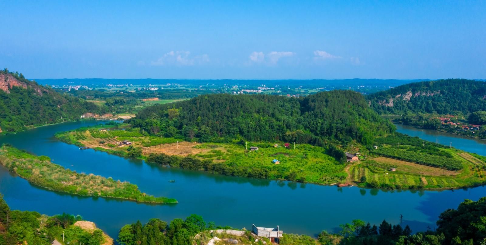 1 / 12 梅陂河坐落于江西省泰和县苏溪镇山谷里.