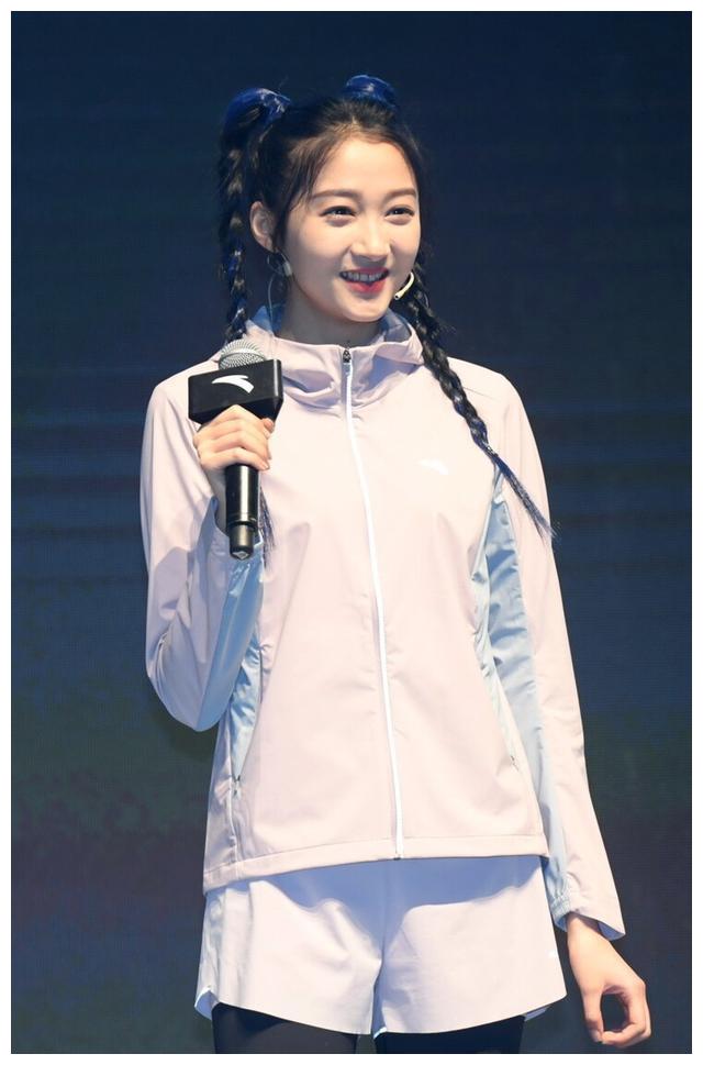 关晓彤一袭粉色运动装出席活动,扎起两个马尾辫呆萌可爱