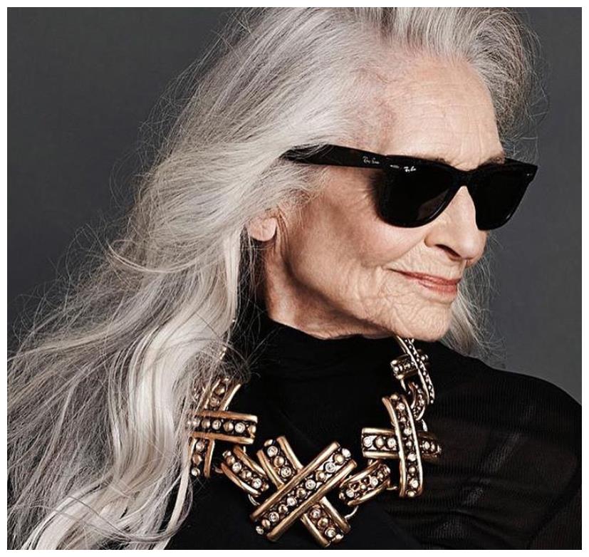 92岁的银发超模,将终身美丽作为人生信念,绽放闪耀力量感