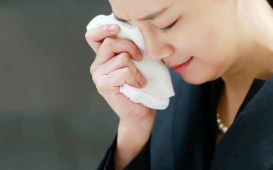 直到出嫁那天她才知道当初在卫生间给她递纸的那位男生是谁