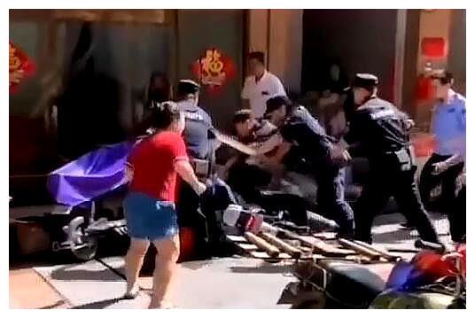 丧心病狂!广东一男子被民警追捕时,挟持并用菜刀砍伤小女孩休闲区蓝鸢梦想 - Www.slyday.coM 丧心病狂!广东一男子被民警追捕时,挟持并用菜刀砍伤小女孩休闲区蓝鸢梦想 - Www.slyday.coM