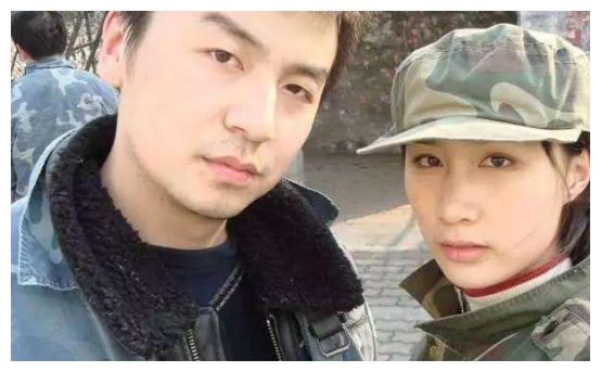 雷佳音深夜搂美女张萌点赞后为其澄清