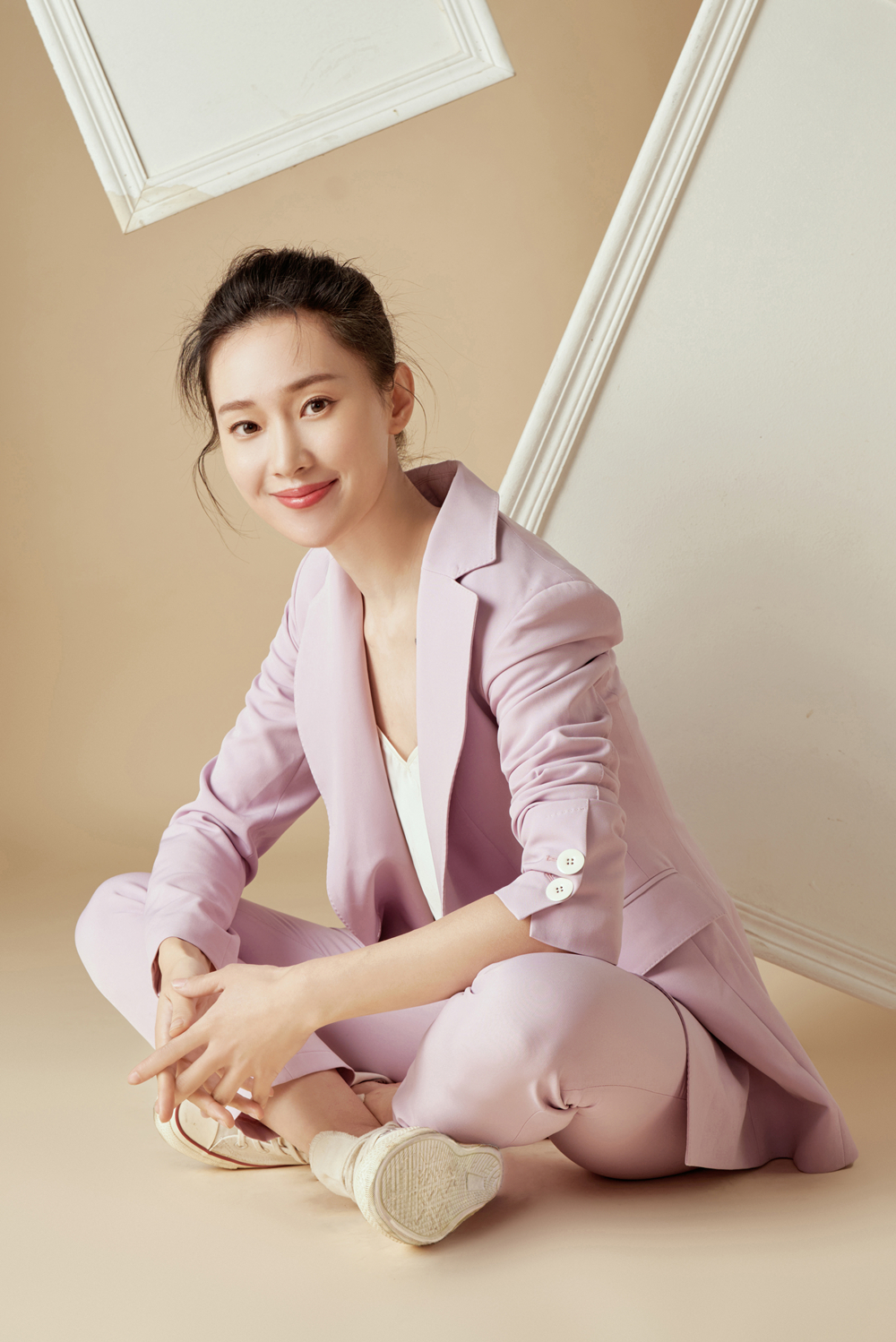 近日,演员屈玥曝光一组写真大片.