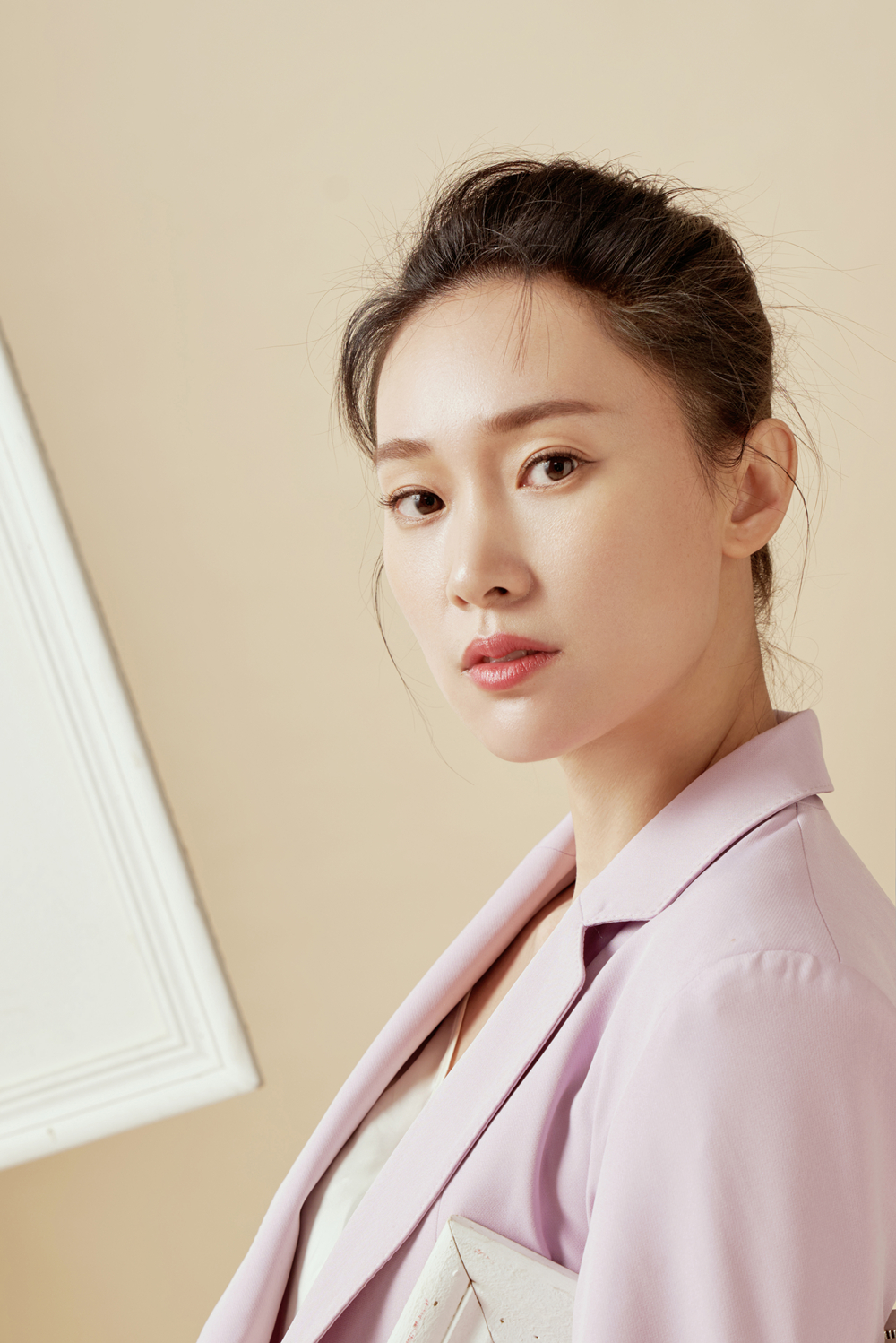 近日,演员屈玥曝光一组写真大片.