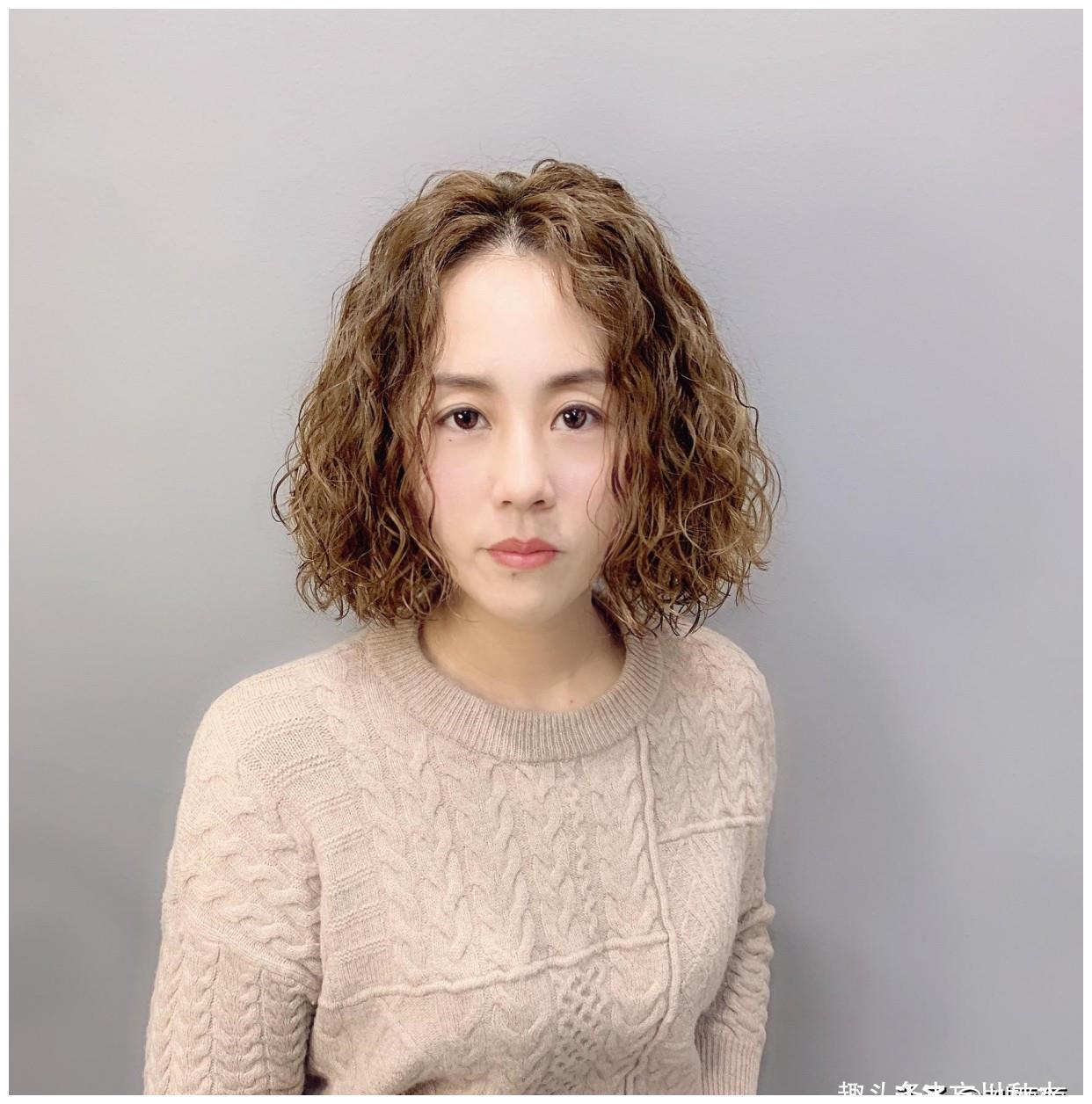 今冬流行烫满头发型20多款时尚还保暖烫完真洋气