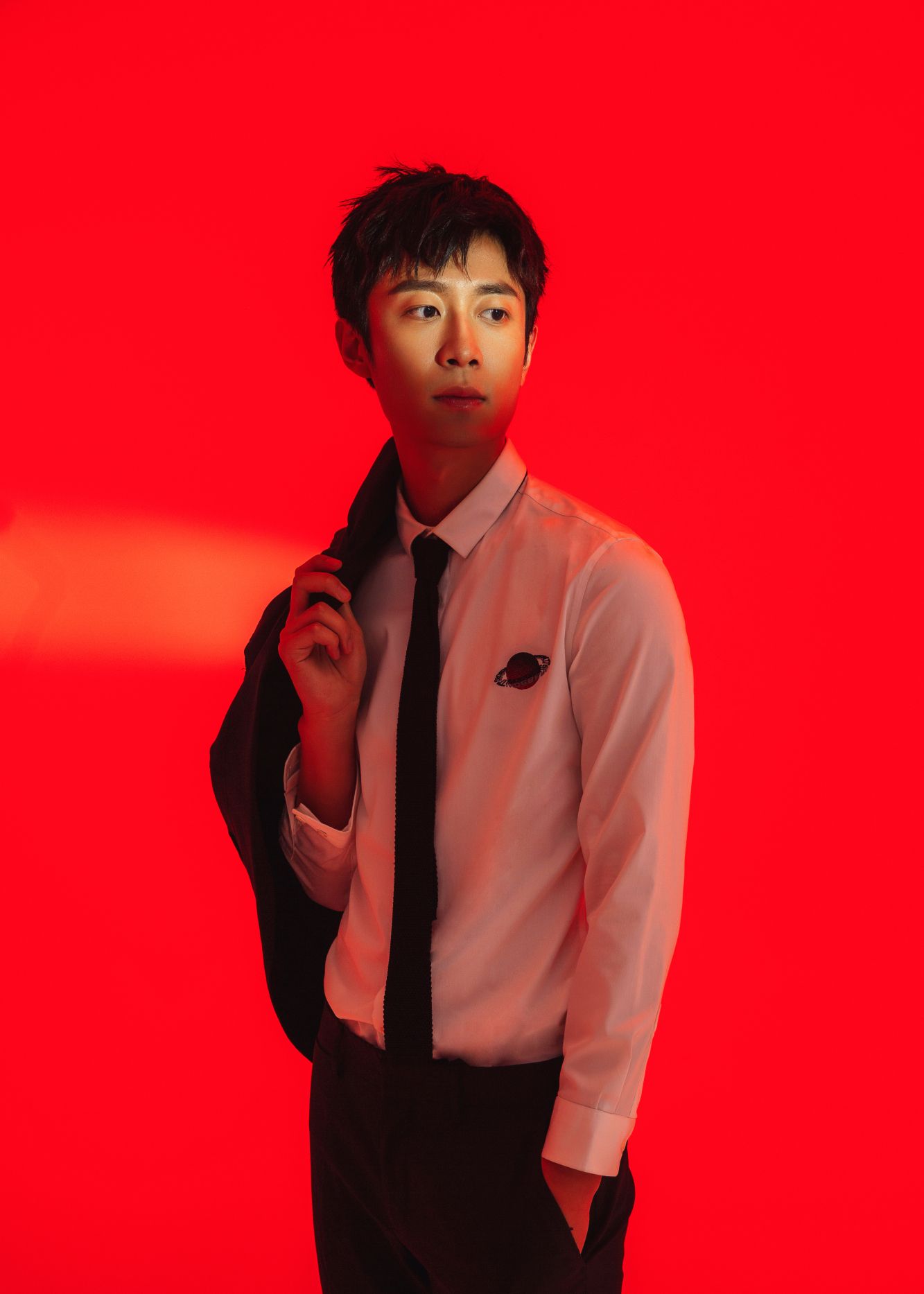 赵倬霆全新大片有款有型 西装少年初显型格质感满分