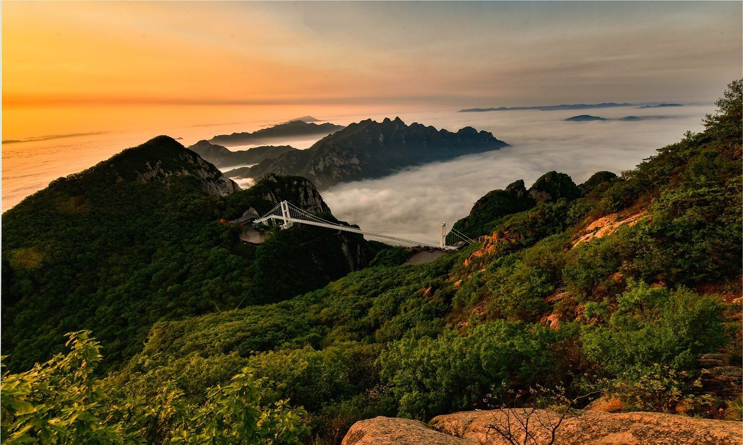 辽宁丹东凤凰山朝霞灿成绮 青山偎云海