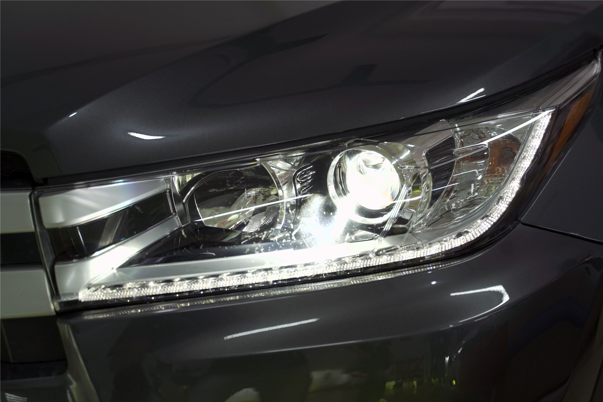 广州汉兰达大灯升级汽车灯光改装比你想象得更重要