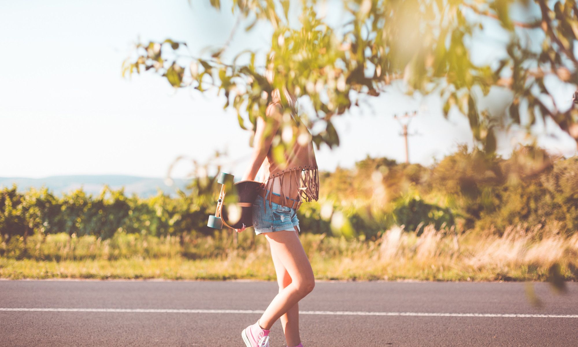 阳光下喜欢滑滑板的小姐姐,女生帅起来没男生什么事了,太美了