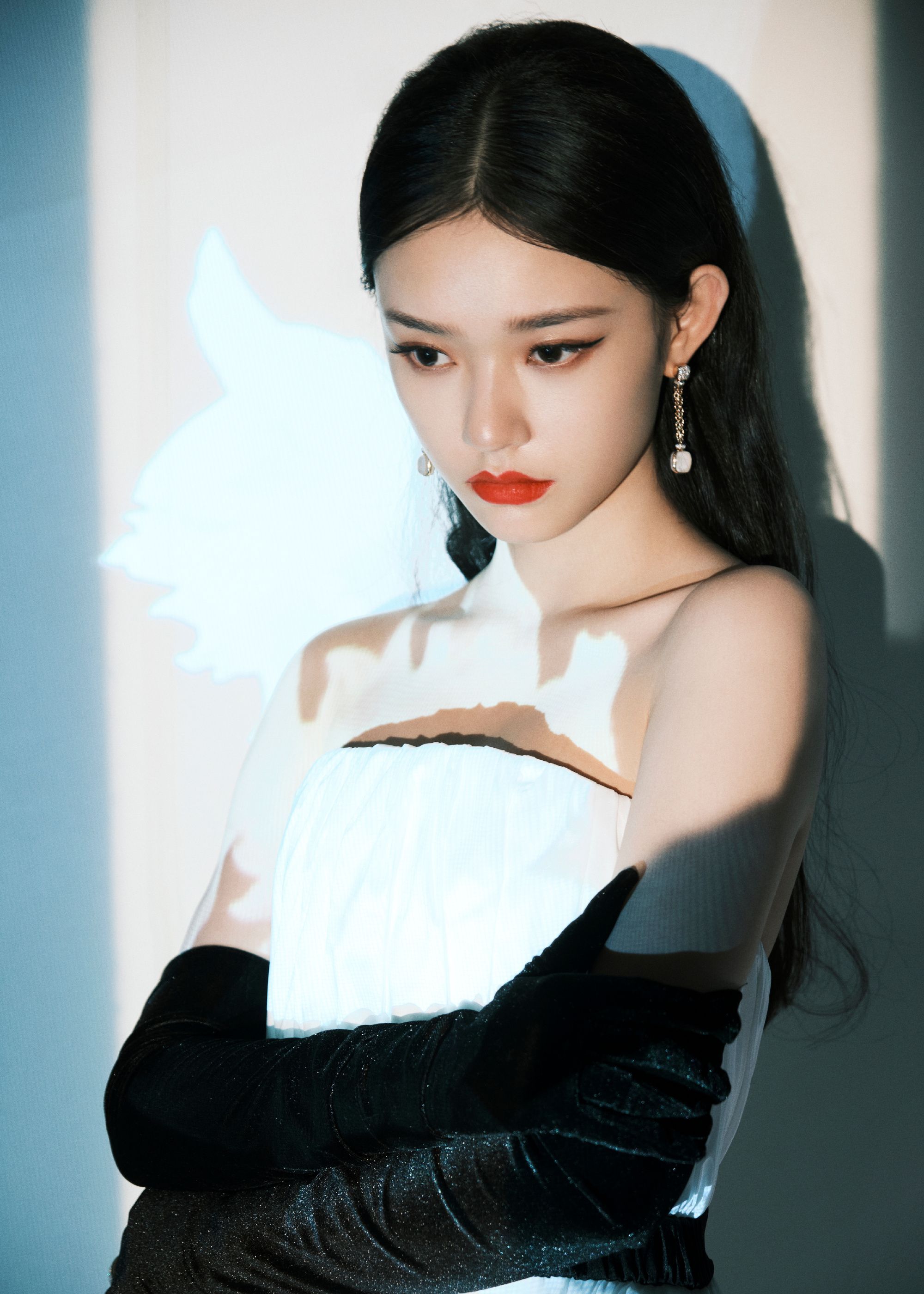 白色抹胸裙搭配丝绒手套,高级感满满|林允|赫本|抹胸裙_新浪新闻