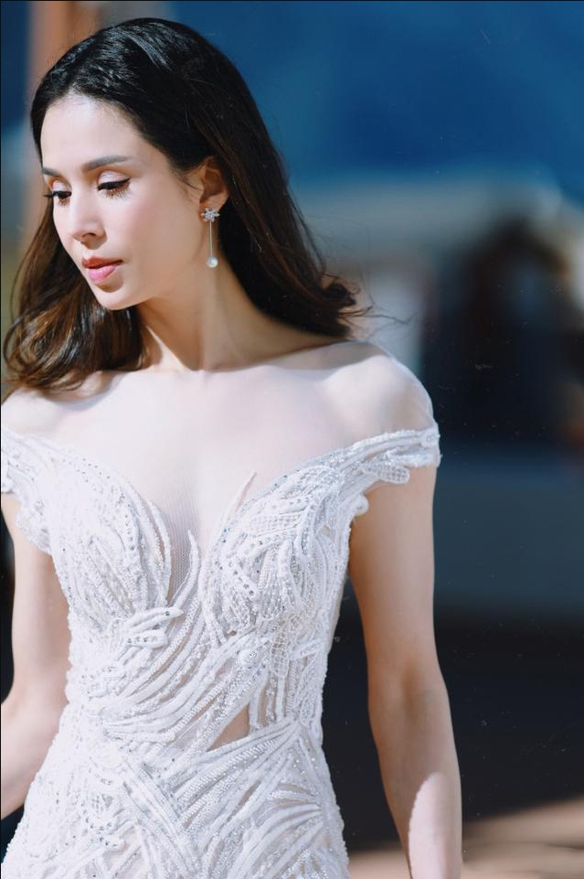 李若彤真够大胆婚纱裙这么穿真洋气