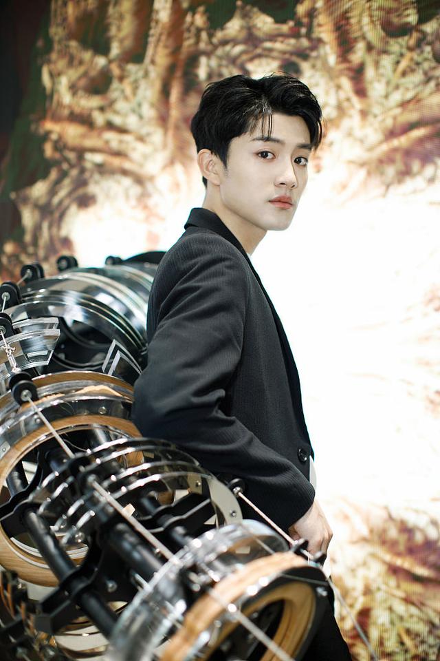 陈奕龙变身墨镜型男,玩转多种风格黑白搭偏分黑发帅气清爽!