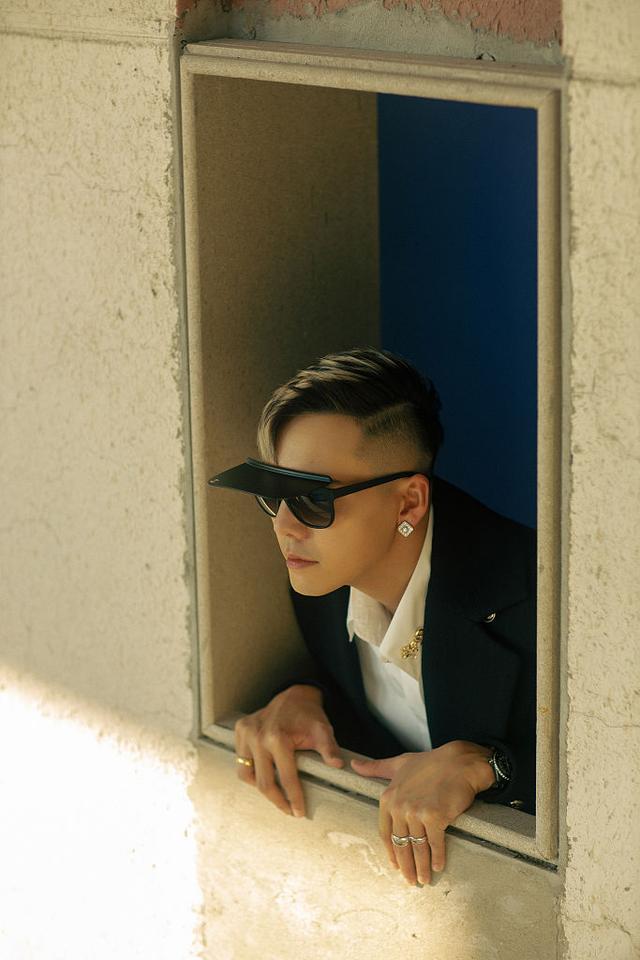 陈伟霆墨镜加黑眼罩似冷峻特工黑白配大侧分时尚