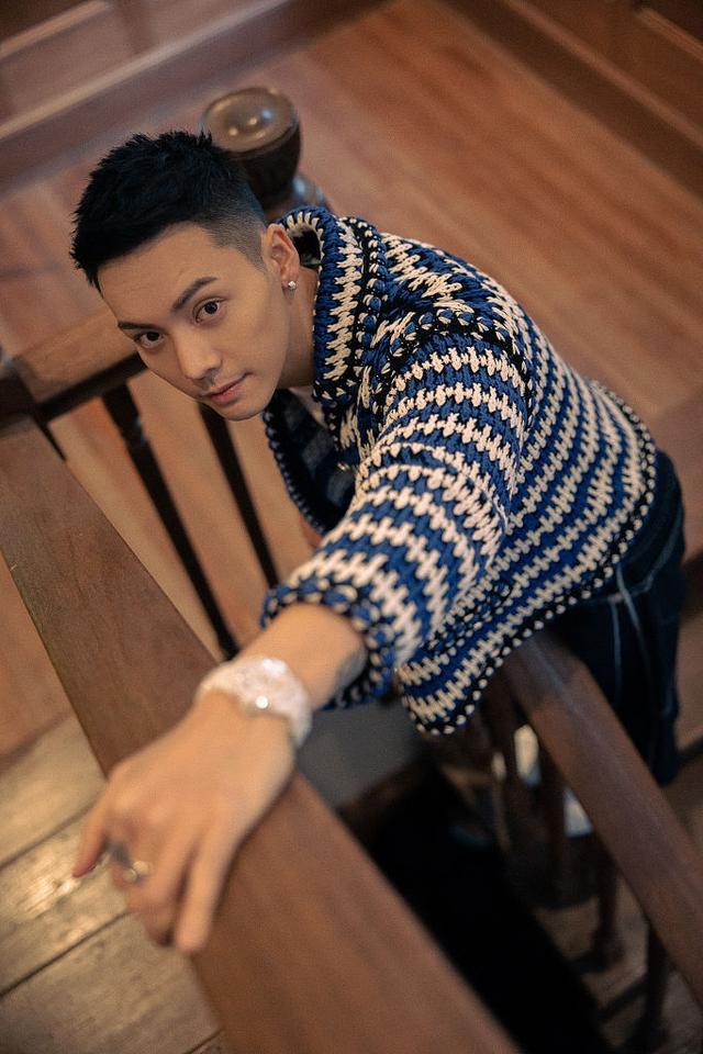 陈伟霆穿蓝白拼针织衫简约清爽秀侧颜优雅迷人展绅士范