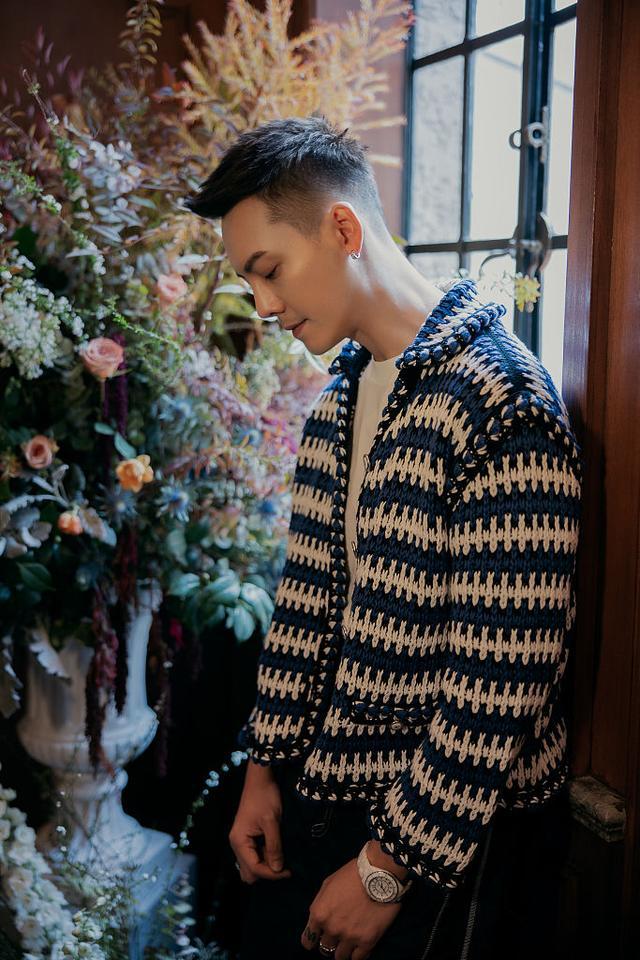 陈伟霆穿蓝白拼针织衫简约清爽秀侧颜优雅迷人展绅士范
