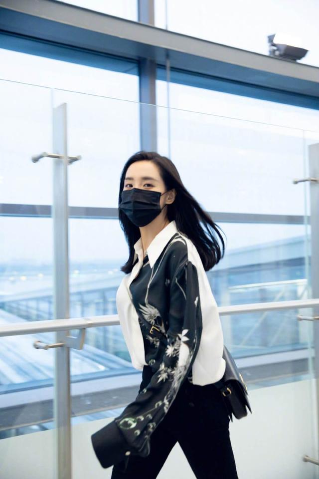 王智真美穿一身白黑惊艳醒目长发飘飘纯情还时髦