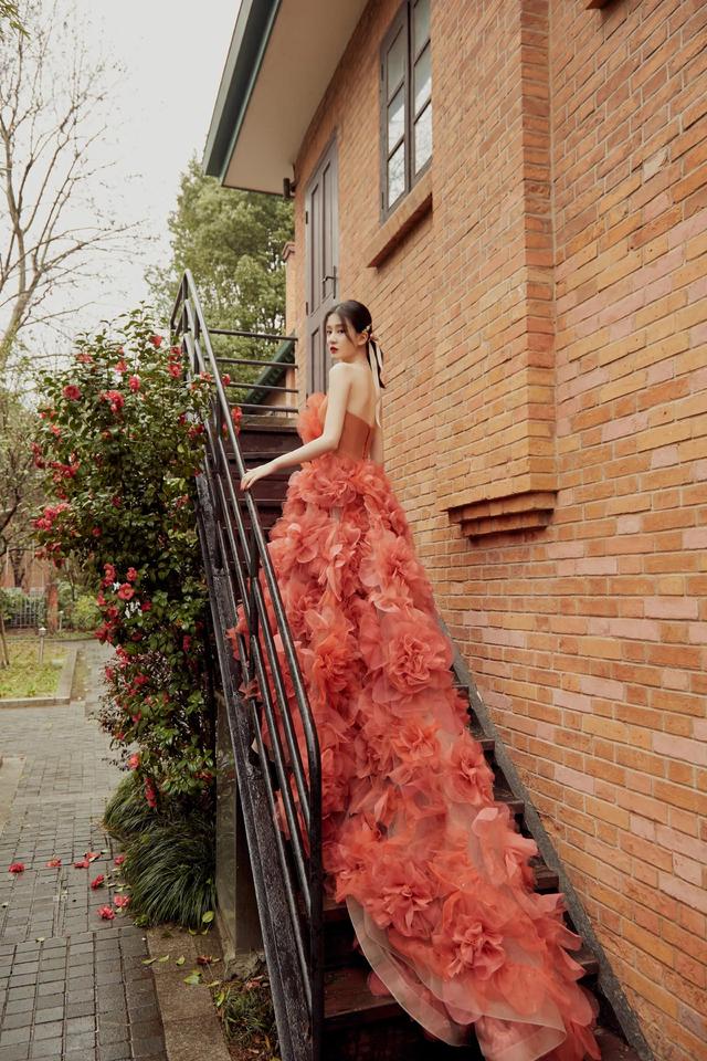 乔欣一袭明艳露肩花朵红裙