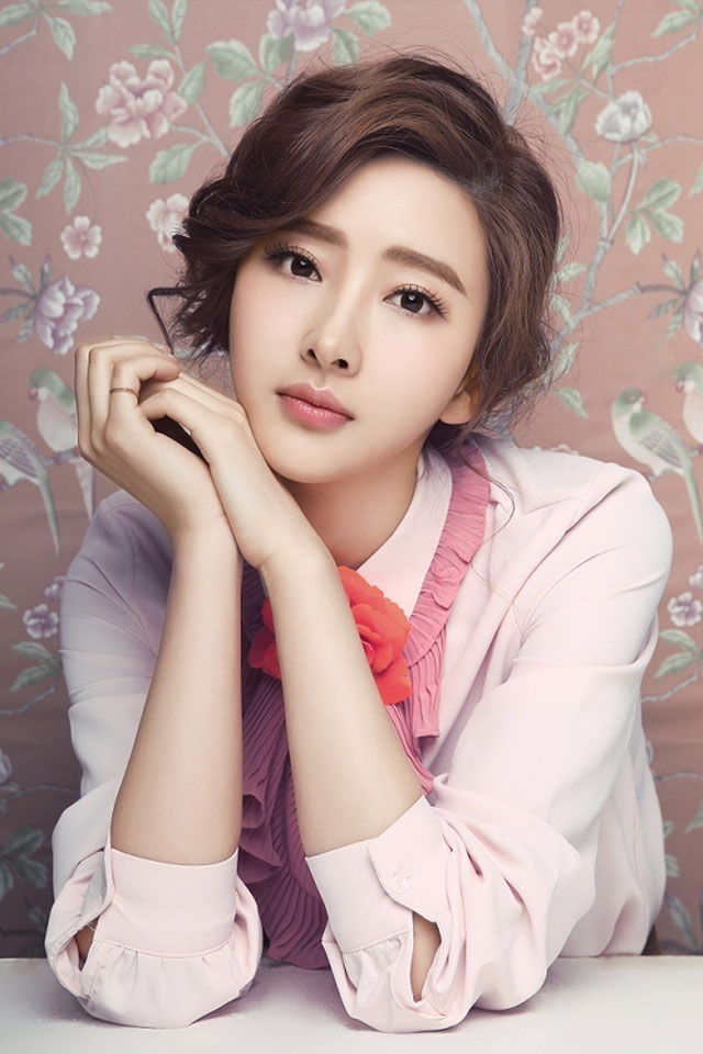 女演员胡丹丹,身材高挑,楚楚动人!__财经头条