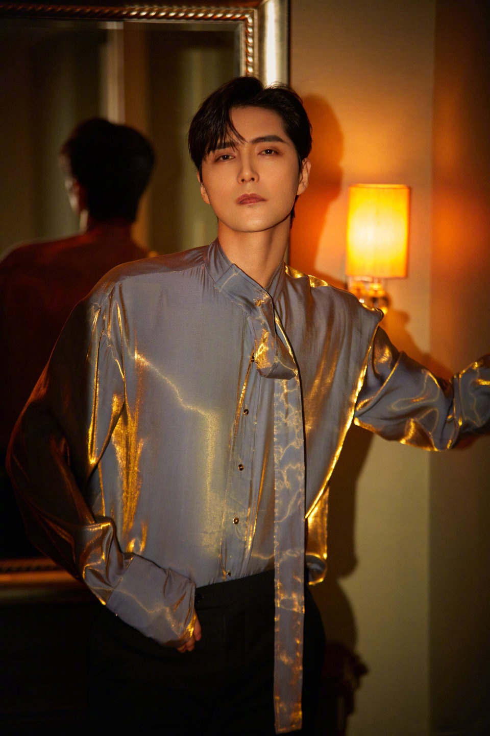 阿云嘎身着星光绸缎衬衫搭配黑色长裤出席活动,潇洒温柔