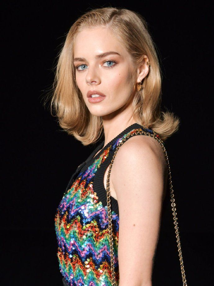 萨马拉现身观秀,两只胳膊似白藕,短发造型get到了_高清图集_新浪网