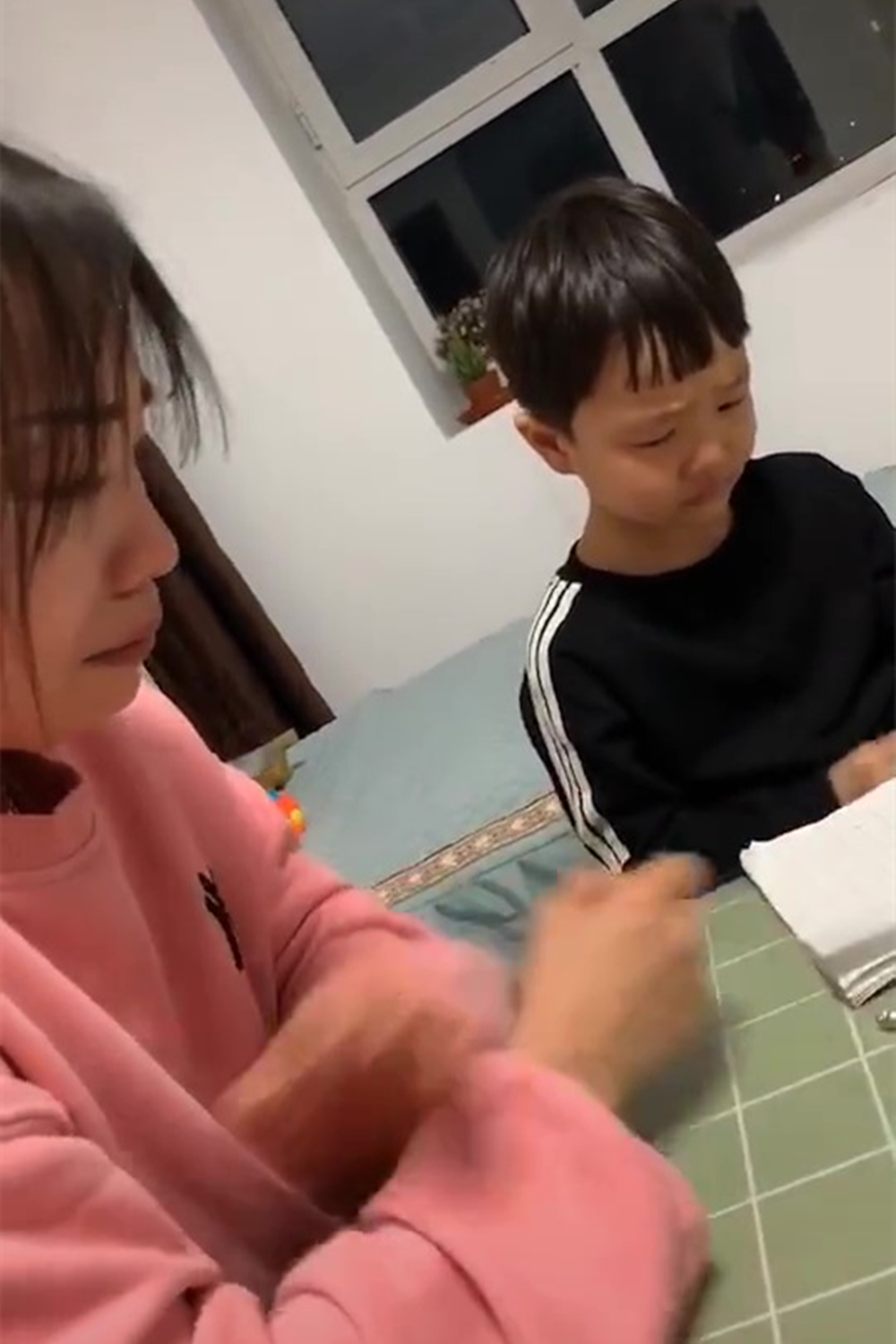 辅导儿子做作业,宝妈情绪崩溃被气哭,网友:好笑又心疼