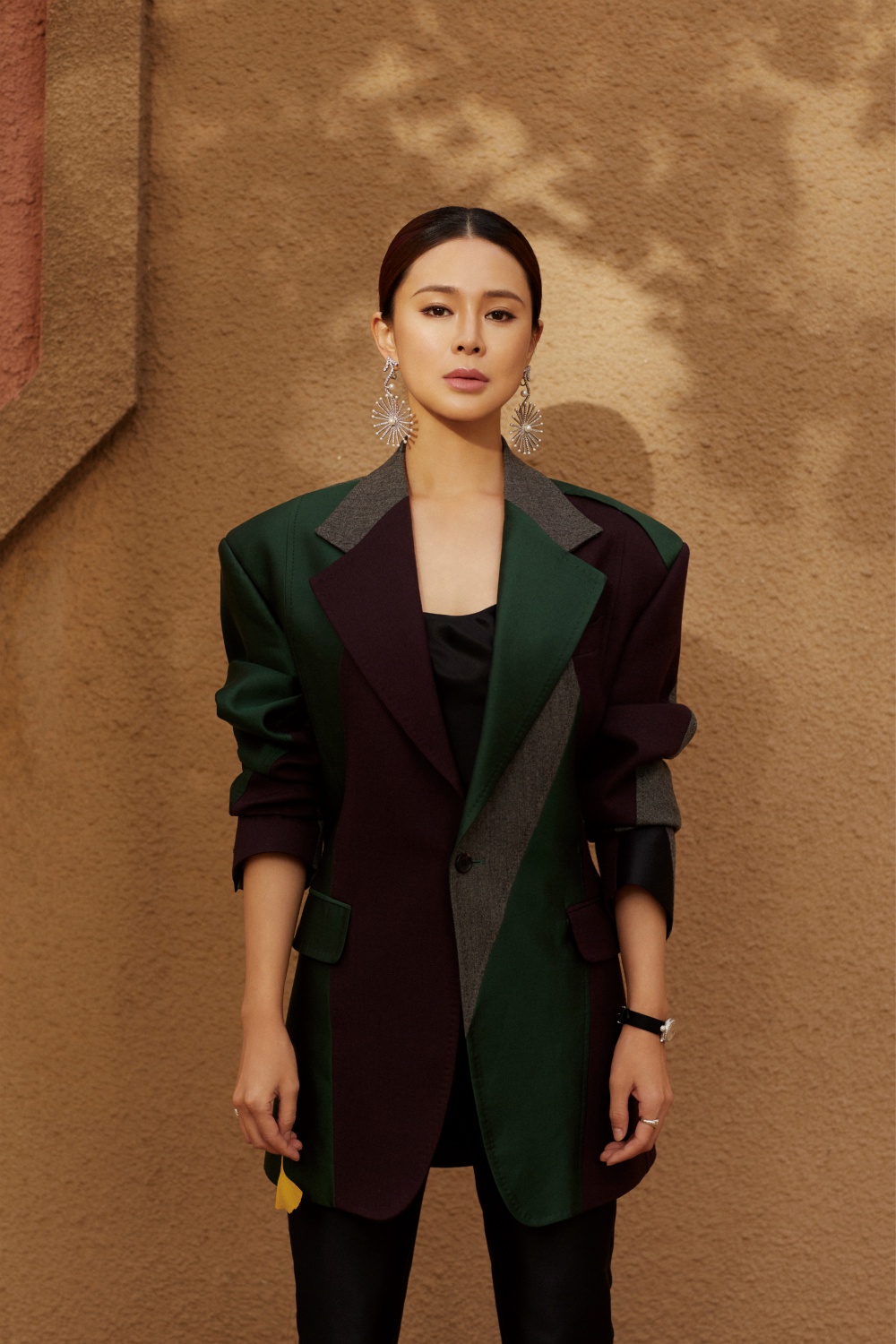 关悦穿廓形拼色西装看秀 戴圆形耳环腔调十足