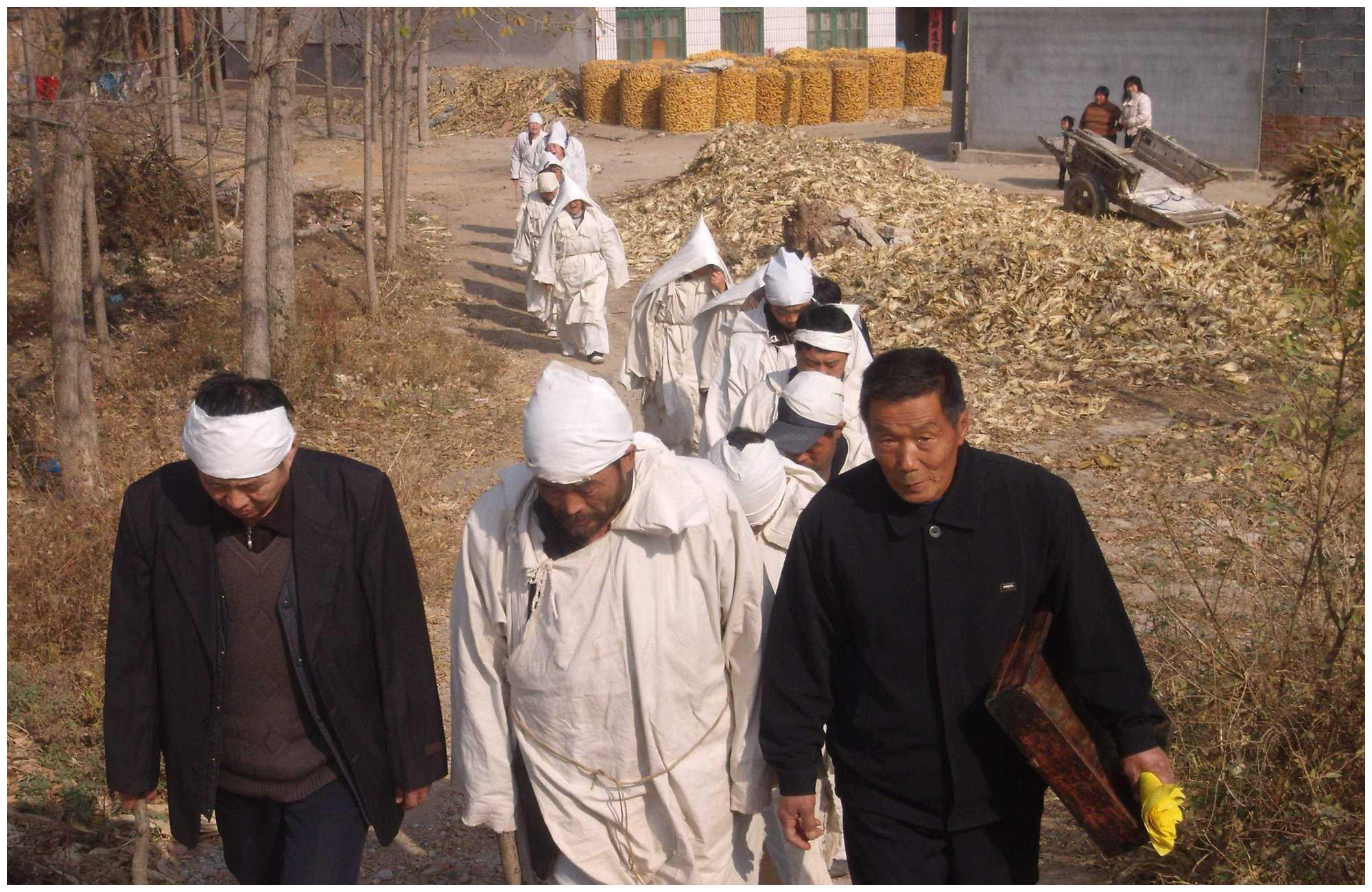 农村里面死者下葬,为何都喜欢头朝南脚朝北?那些秘密被说出