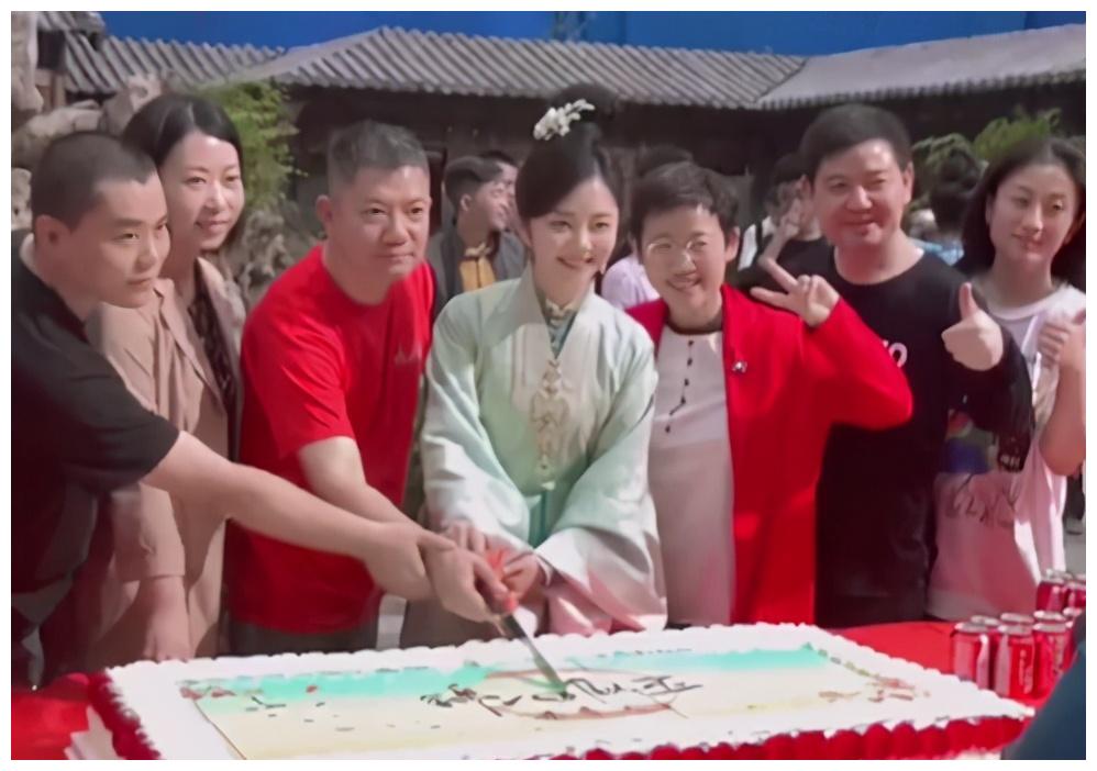 《锦心似玉》杀青!谭松韵与导演携手切蛋糕,剧组状态比海报更佳