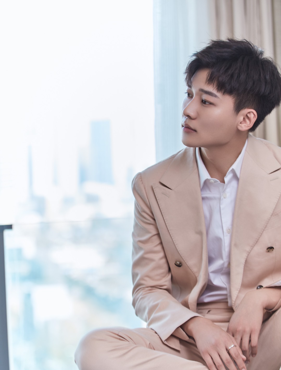 节目中,刘怡潼一身淡粉色的西装,举手投足间尽显青春活力,和赵露思