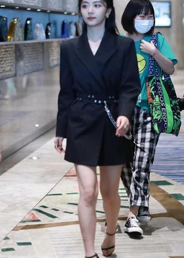 以家人之名李尖尖戏里戏外大不同把西装当连衣裙来穿真美