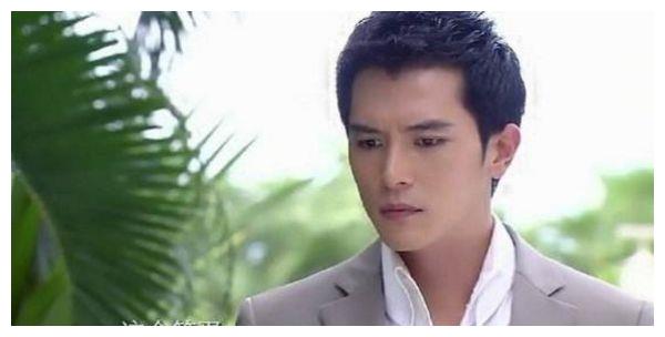 邱泽当时剧中的男主,他饰演的项天骐是一个霸道总裁,后面失忆被女主