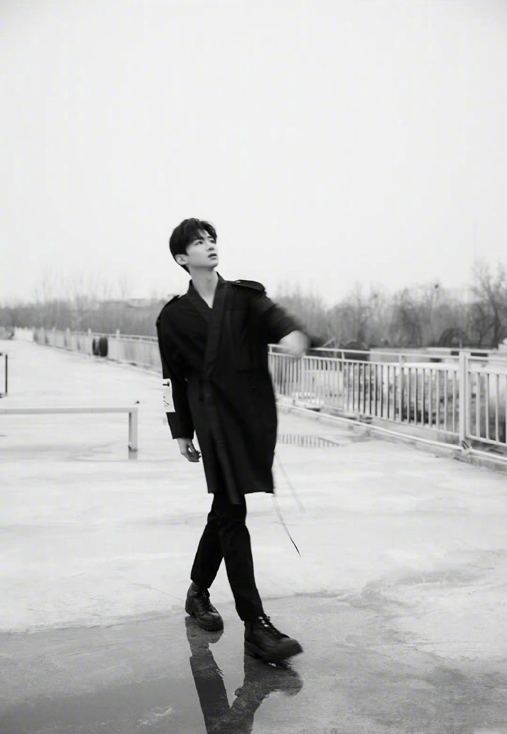 白敬亭的黑白大片来袭～超精致五官在线狙击你的心!