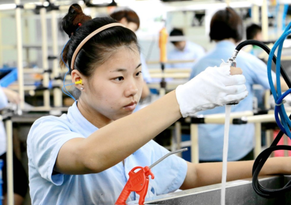 工厂包吃包住招工难,年轻人为何甘愿送外卖也不愿进厂?休闲区蓝鸢梦想 - Www.slyday.coM 工厂包吃包住招工难,年轻人为何甘愿送外卖也不愿进厂?休闲区蓝鸢梦想 - Www.slyday.coM