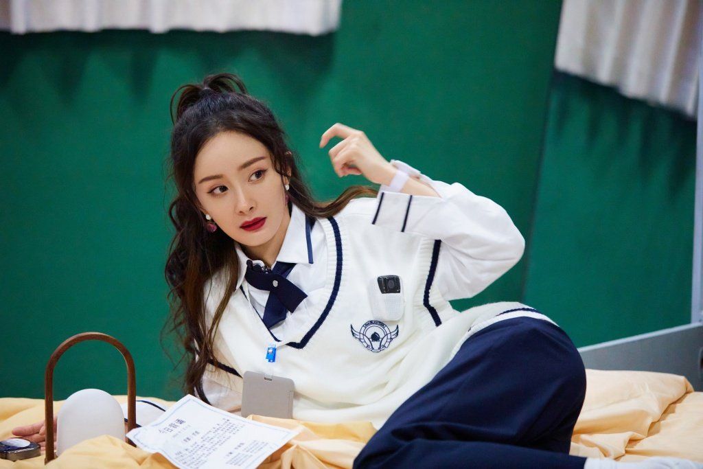 还是杨幂会玩穿校服录节目演绎娇俏学生妹35岁状态令人羡慕