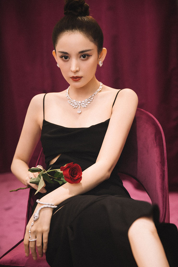 古力娜扎鱼尾长裙拍写真秀精致锁骨 手拿玫瑰肤白貌美明艳动人_高清