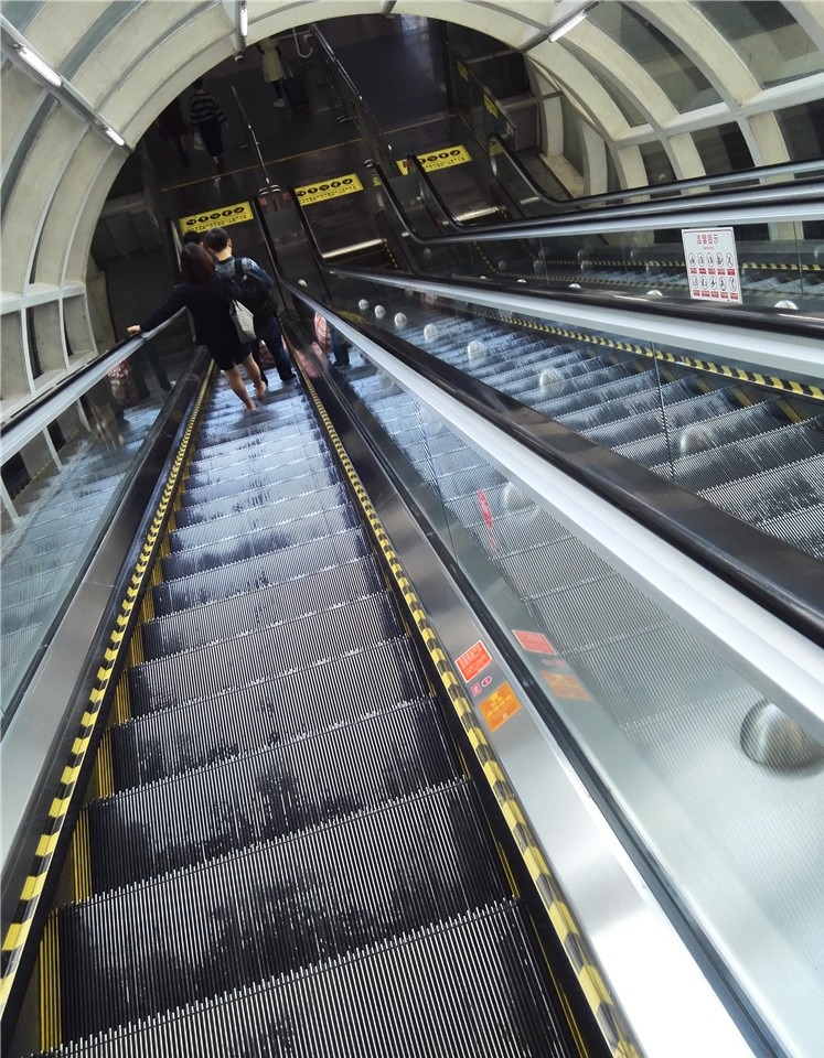 深圳打工仔:第一次乘坐深圳北站的电梯,有一种上天梯的感觉