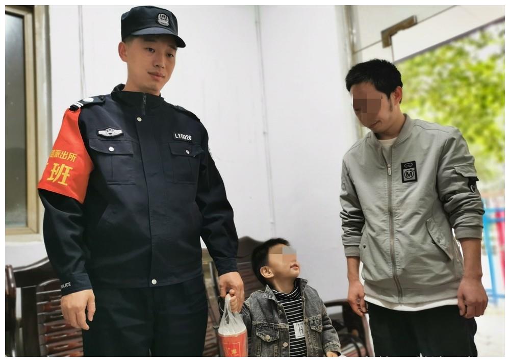 3岁男童迷路 洛阳涧西警察叔叔帮其找家人|涧西|迷路|家人_新浪新闻