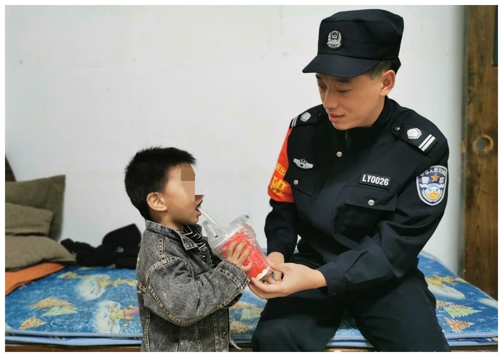3岁男童迷路 洛阳涧西警察叔叔帮其找家人|涧西|迷路|家人_新浪新闻